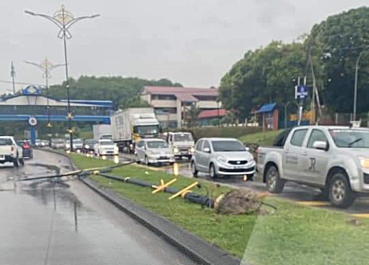 柔:大风雨将两根艺术街灯吹倒,幸未砸到车