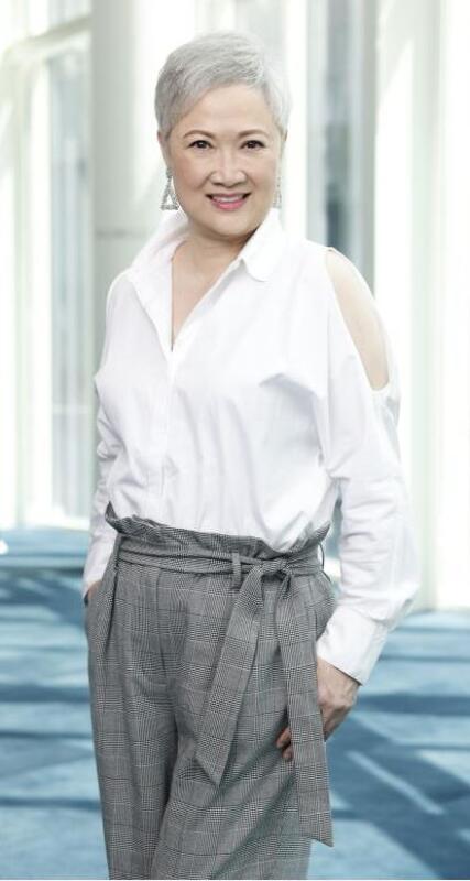 柔:娱乐:洪慧芳曾被批像‘老奶奶’ 白发不是老