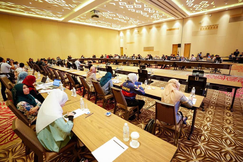 柔:实际了解民生问题 柔大臣:议员应下乡考察