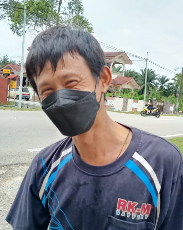 柔:新闻:罗里轮胎脱落,砸中摩托车维修店