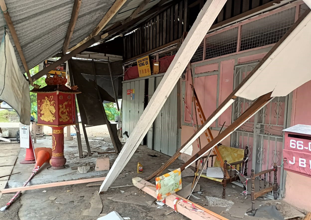 柔:新闻:罗里轮胎脱落,砸中摩托车维修店