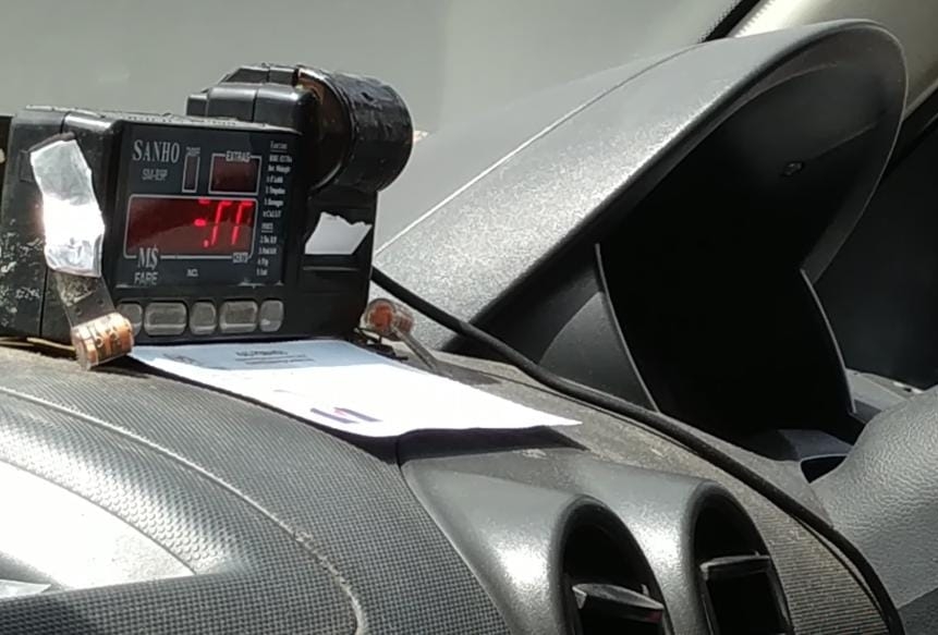 柔：第二版头条：假乘客真抢劫、小撮司机不按表乱开价；司机忧虑德士业前景