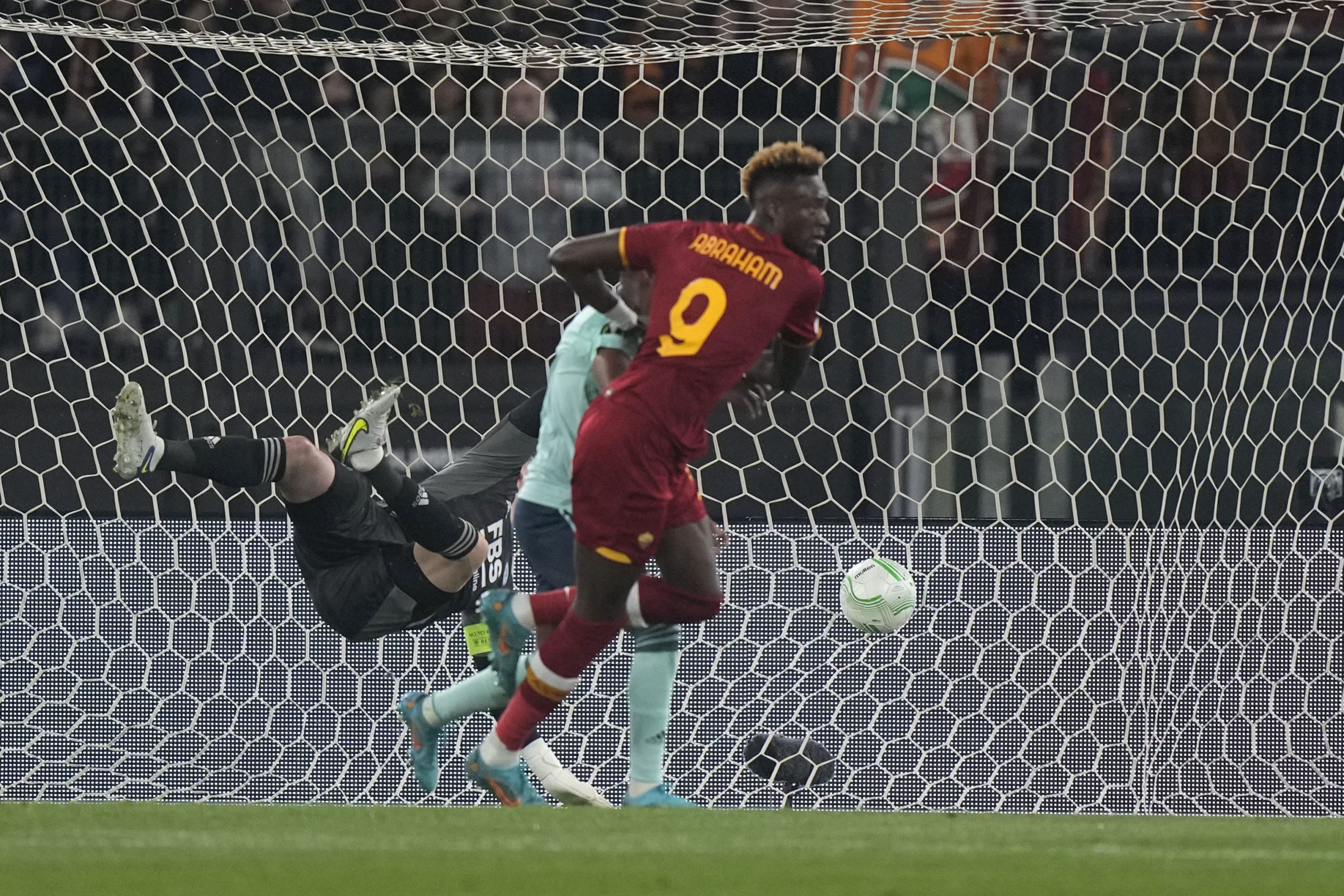 欧会杯| 罗马31年来首闯欧战决赛 狂人罕见泪流满面