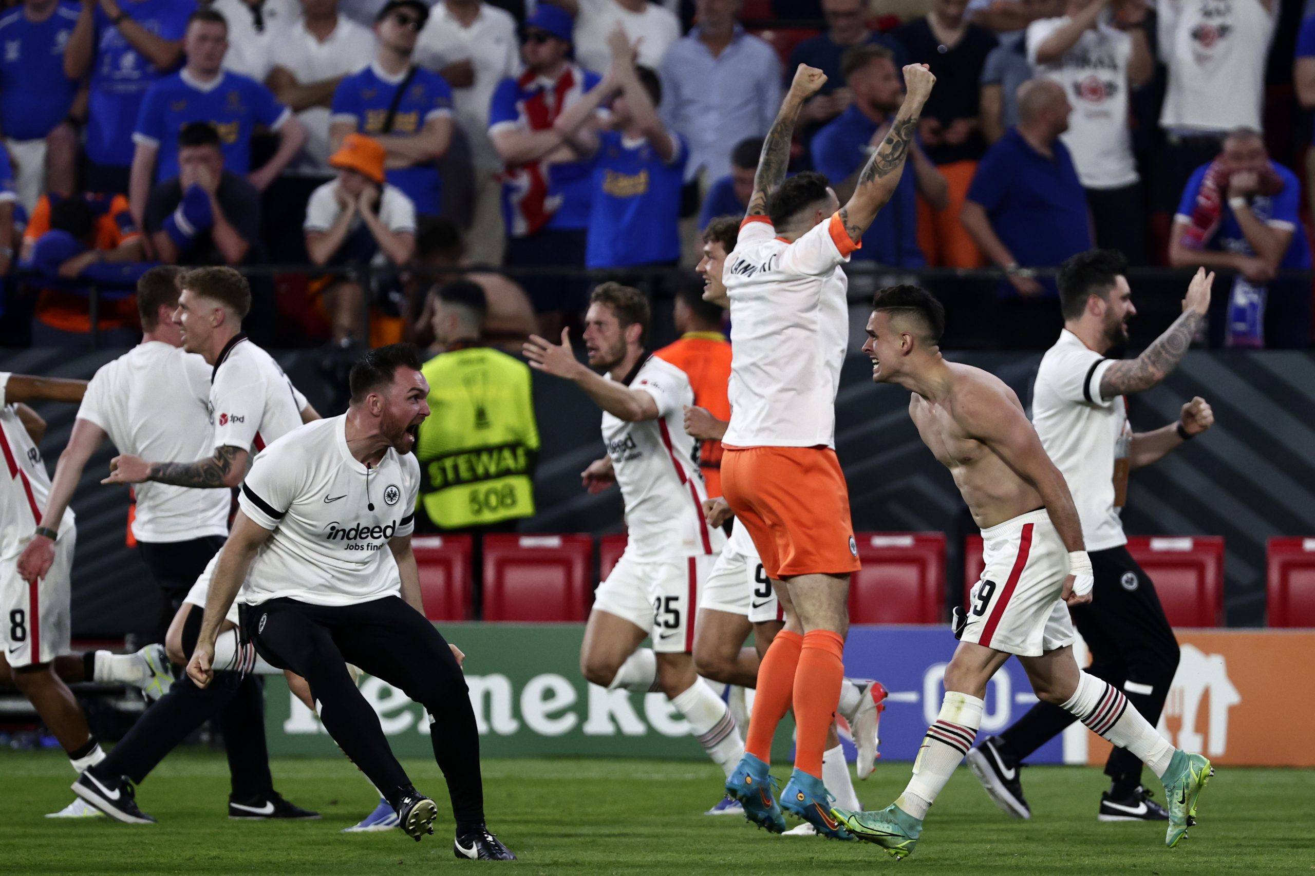 欧联决赛点球战胜骑兵  法兰克福时隔42年再捧杯