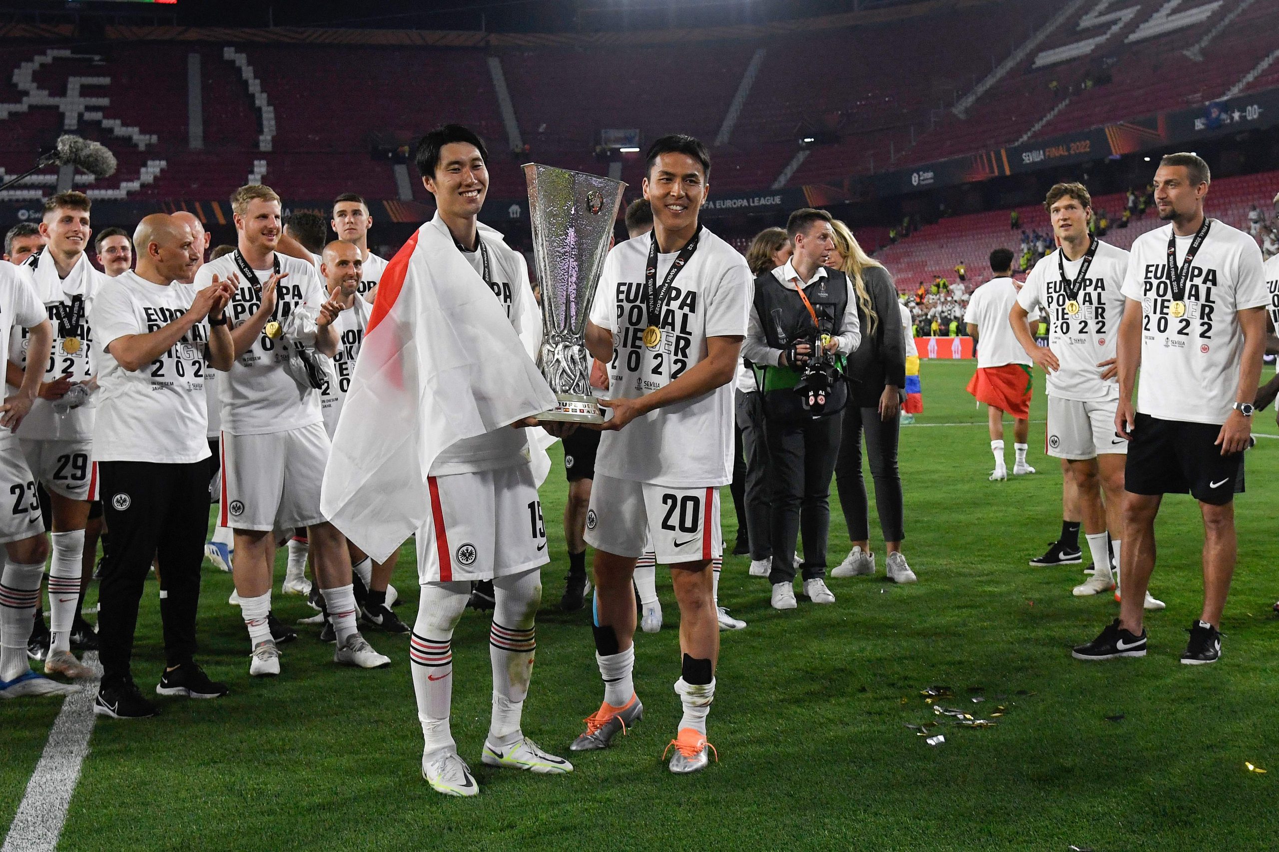 欧联决赛点球战胜骑兵  法兰克福时隔42年再捧杯