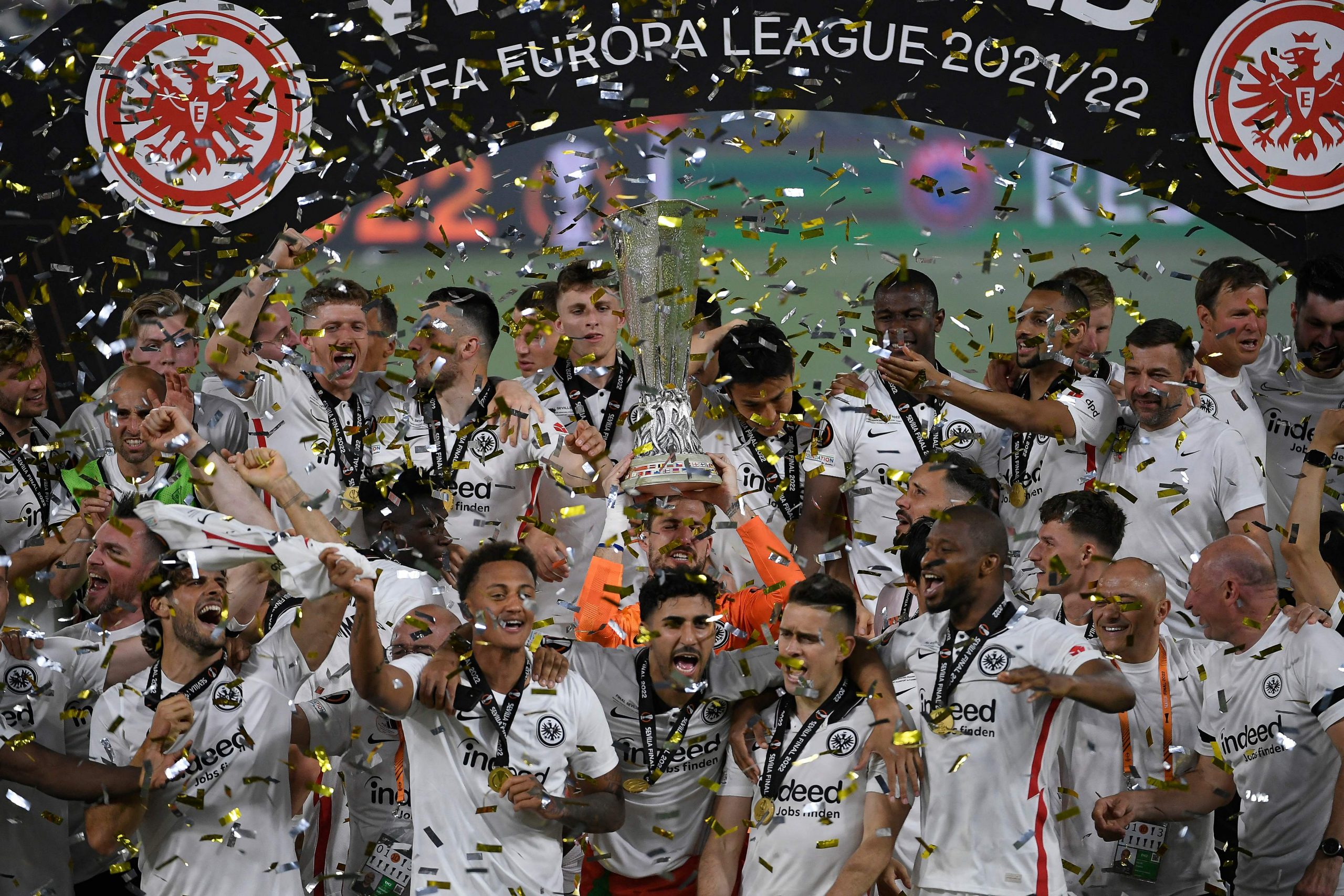 欧联决赛点球战胜骑兵  法兰克福时隔42年再捧杯