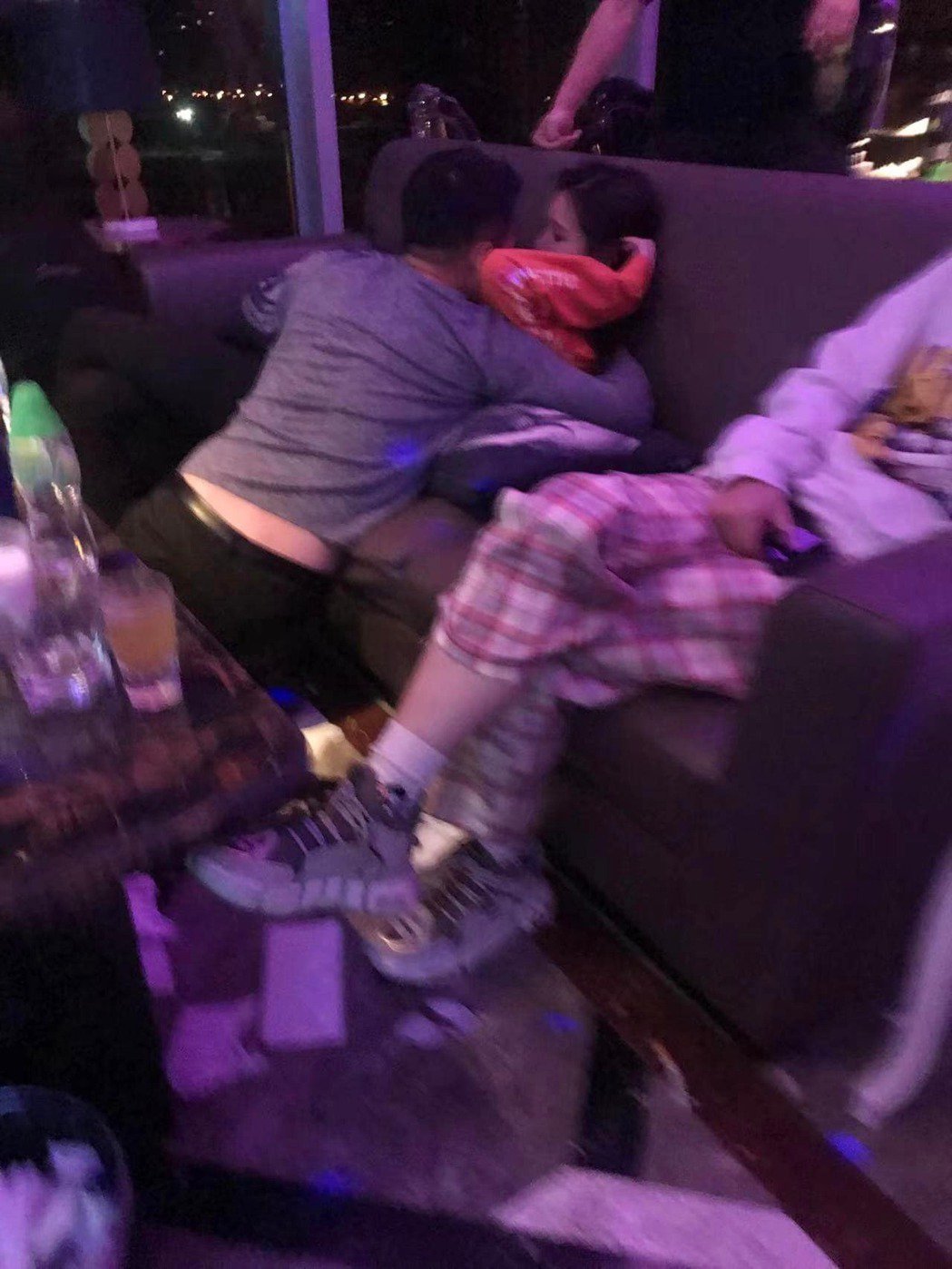 汪小菲婚内出轨照曝光  交缠亲热张颖颖