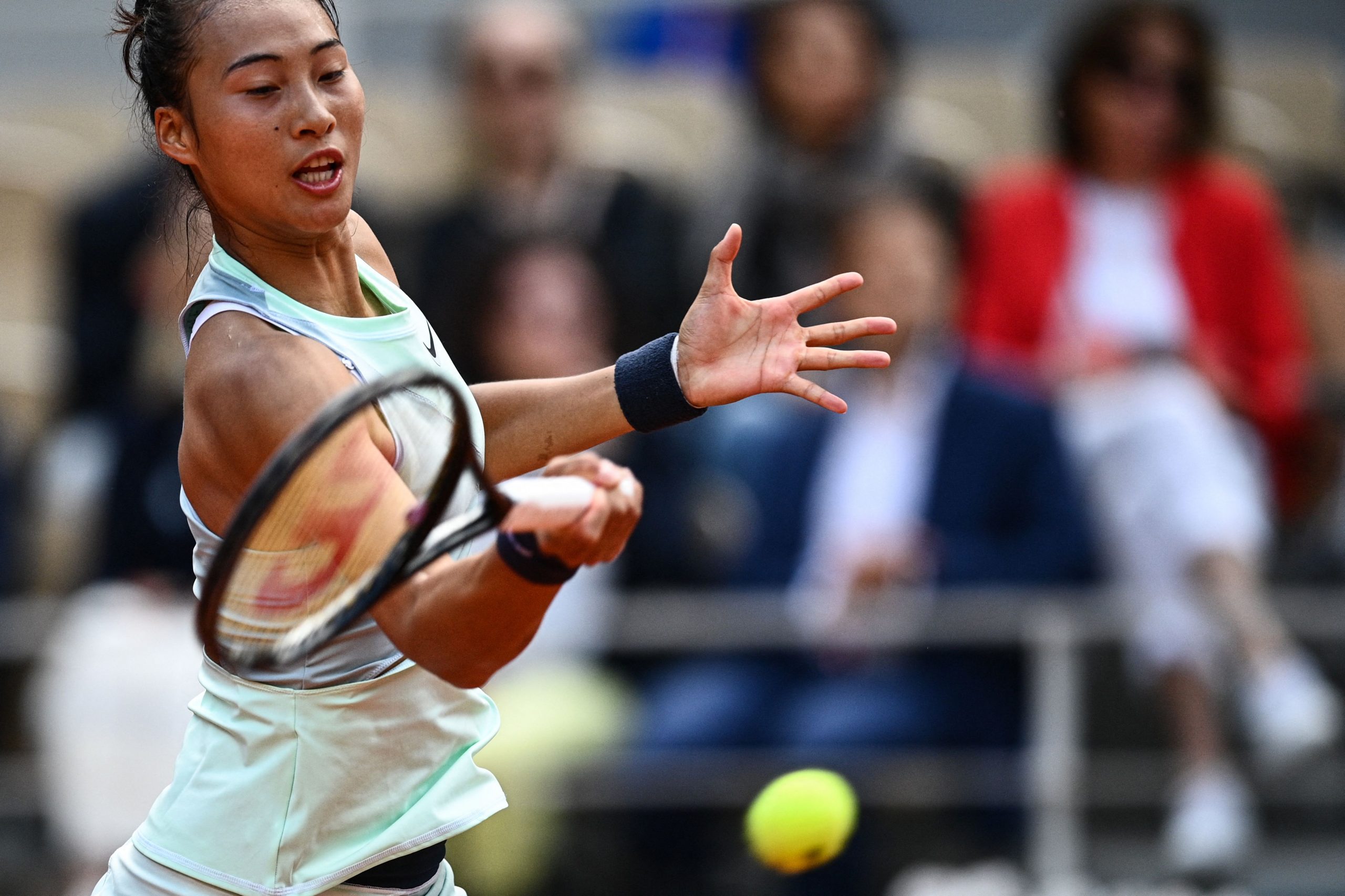 法网| 遇生理期憾负斯瓦泰克 郑钦文神奇之旅止于16强