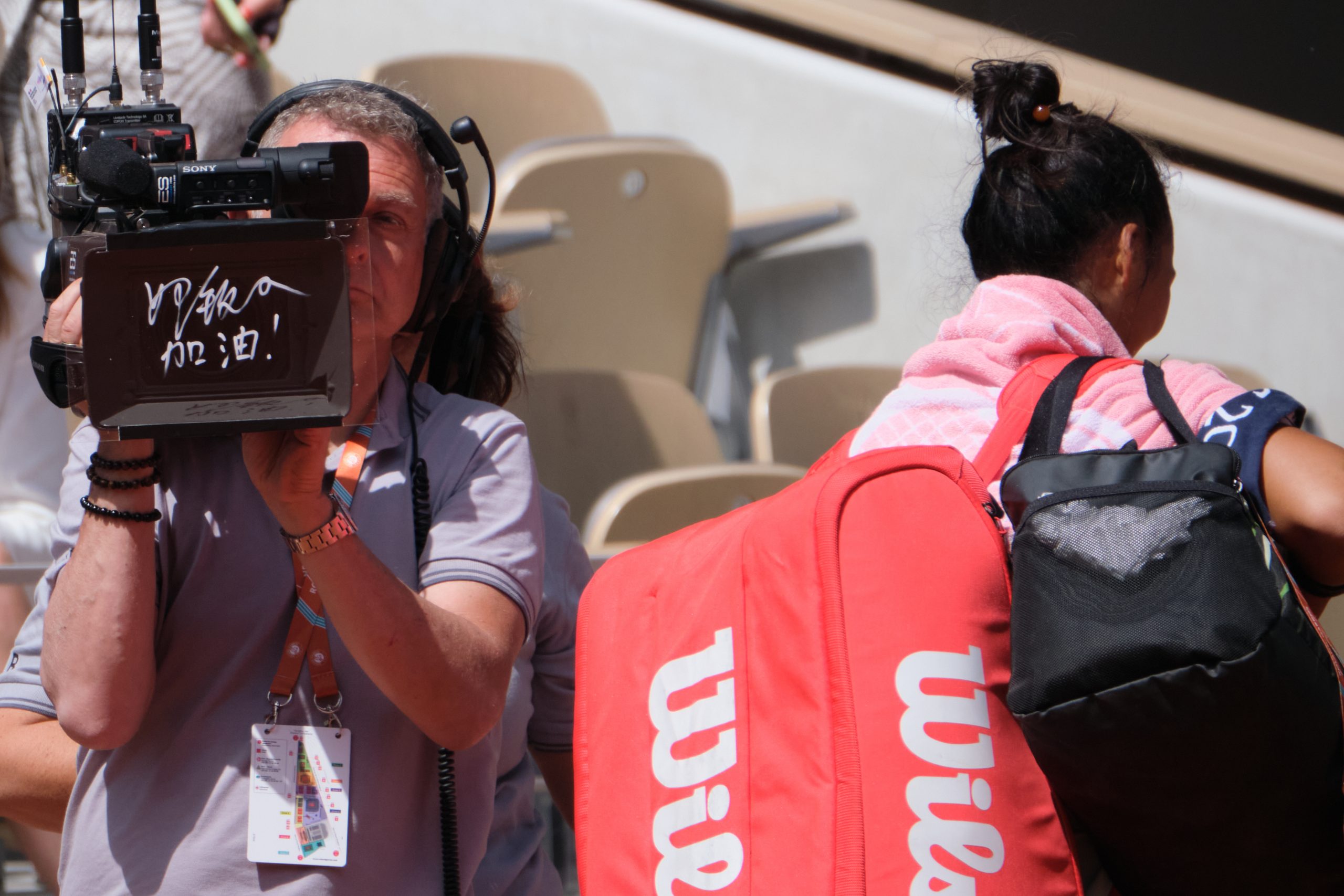 法网|力挫科内首闯16强 郑钦文(金花绽放)