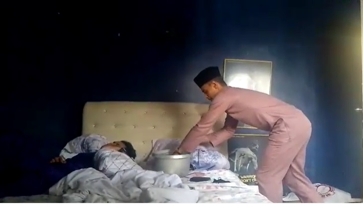 烟花放饭锅床上点燃吓弟·国家足球队球员错误示范