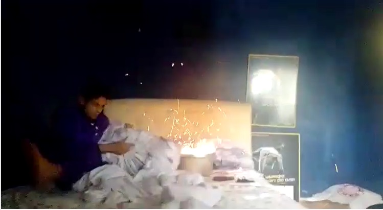 烟花放饭锅床上点燃吓弟·国家足球队球员错误示范