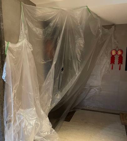 父女隔离遭胶袋封屋 妻送餐无门怒告管委会