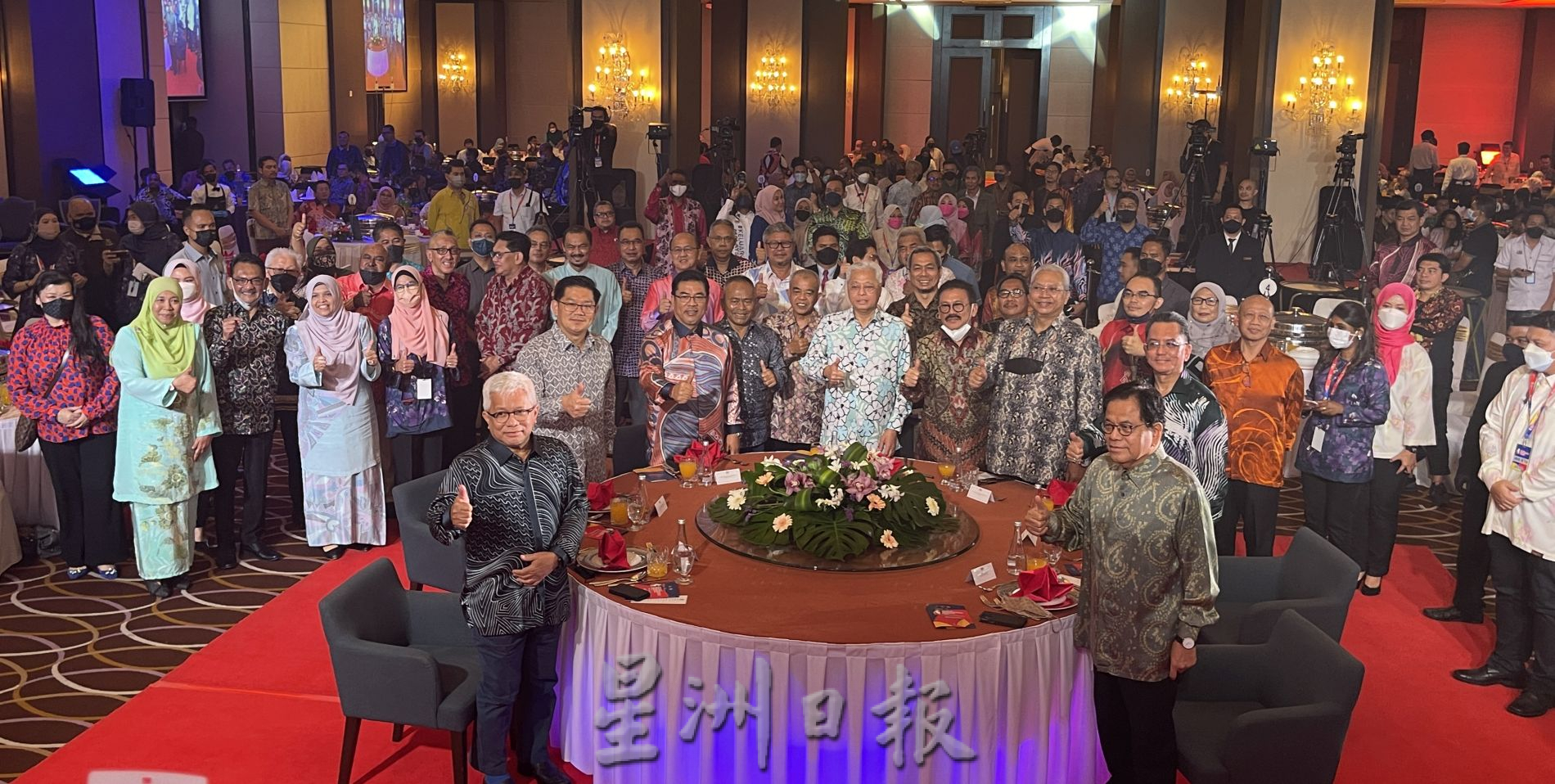 版三∕(全国版)首相保证政府在传递信息方面不会有任何隐瞒