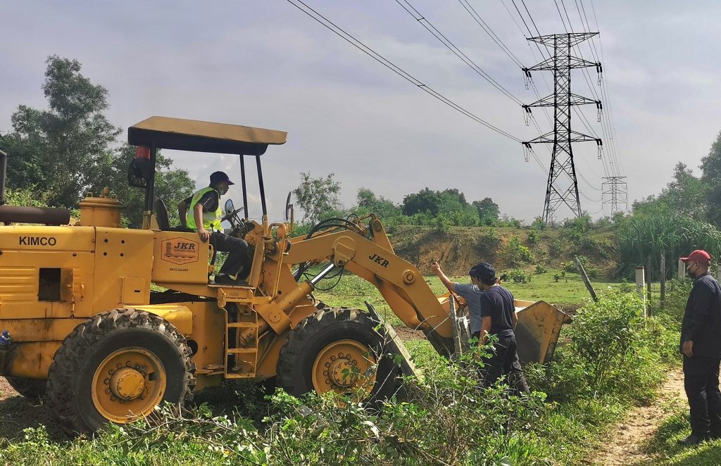 牙也县议会不再妥协 出动神手拆除非法牛棚