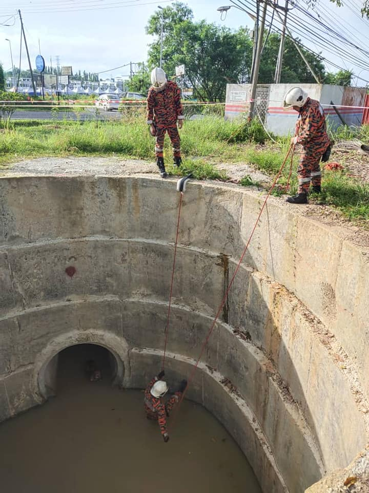 狗狗掉进4.5公尺深排水口 消拯员下水营救