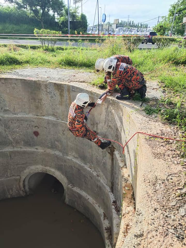 狗狗掉进4.5公尺深排水口 消拯员下水营救