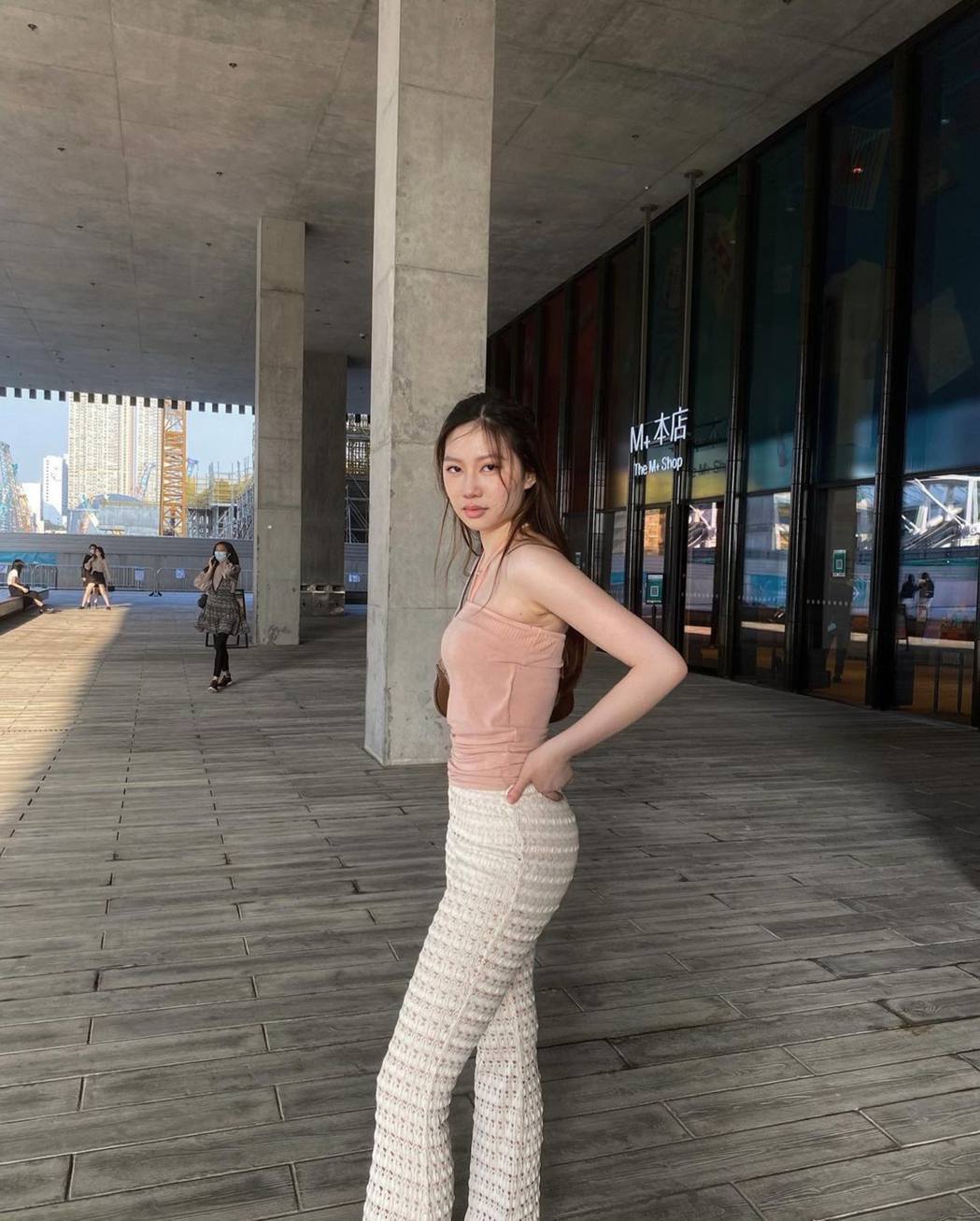 甄子丹女儿晒美照 展示极致“三七”比例