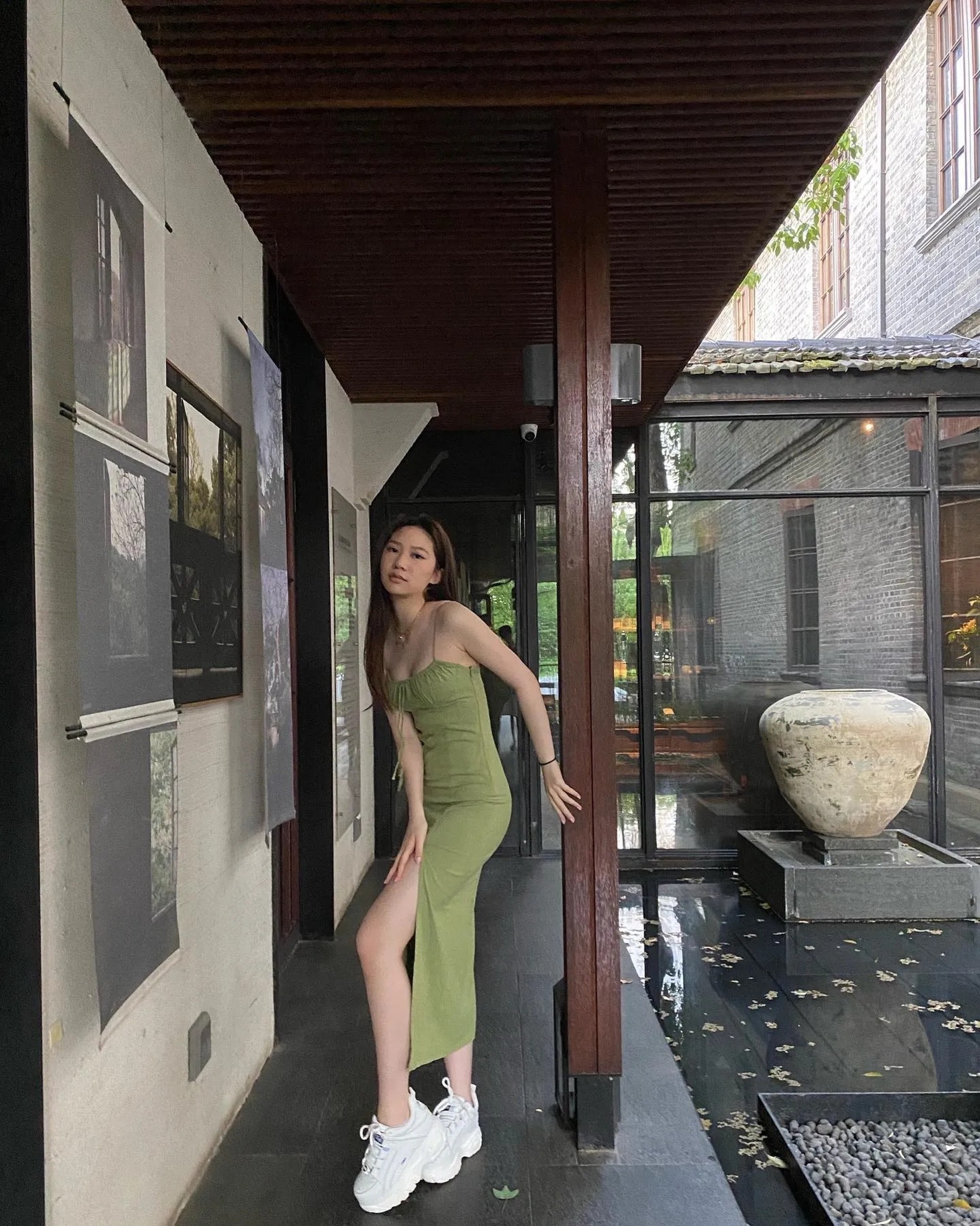 甄子丹女儿晒美照 展示极致“三七”比例