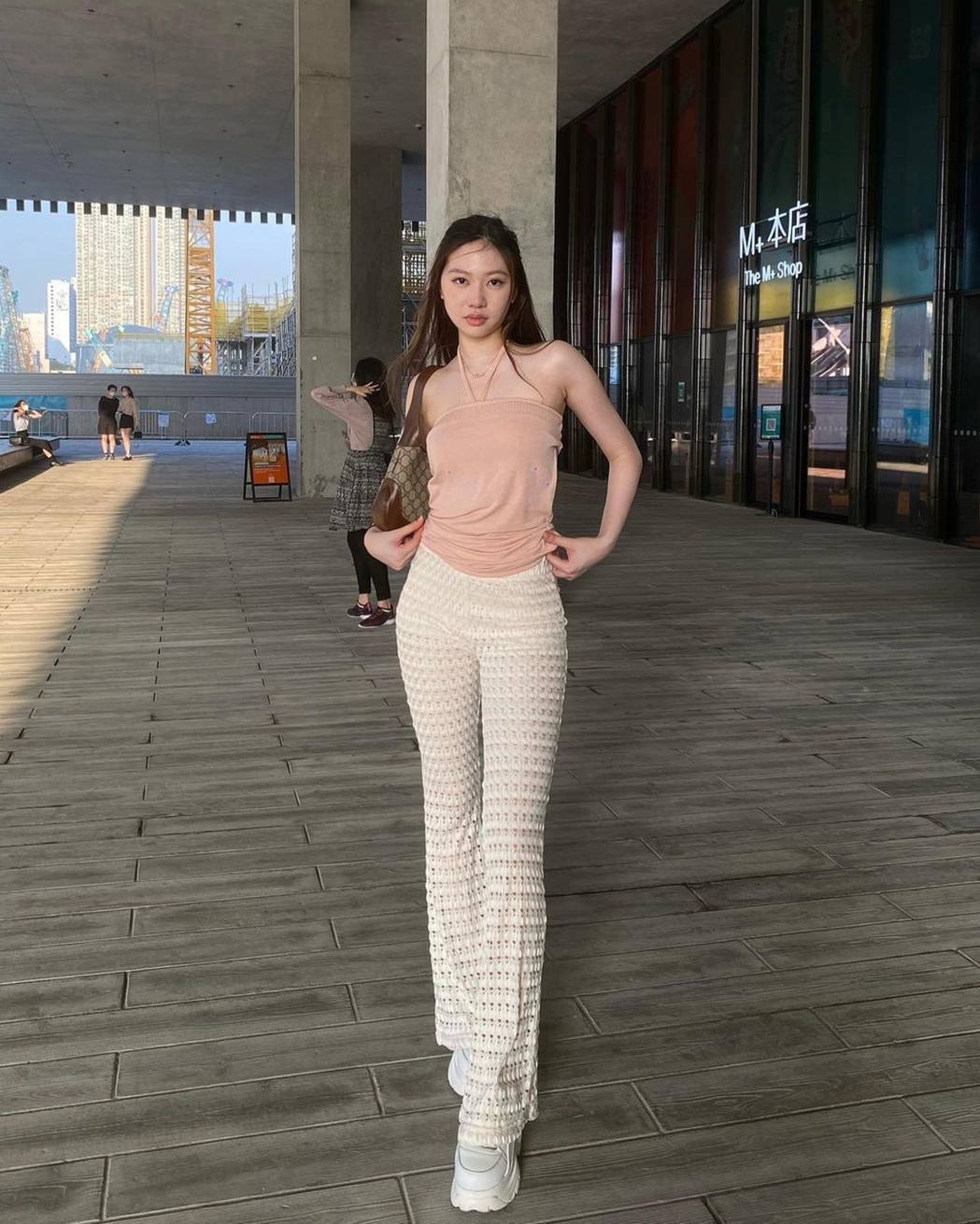 甄子丹女儿晒美照 展示极致“三七”比例