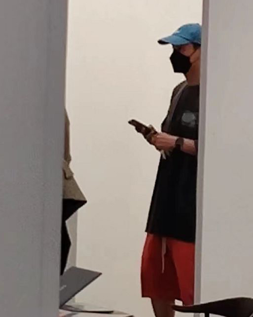 甩隔离走钟形象 彭于晏男神样回归逛画展