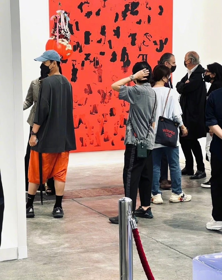 甩隔离走钟形象 彭于晏男神样回归逛画展