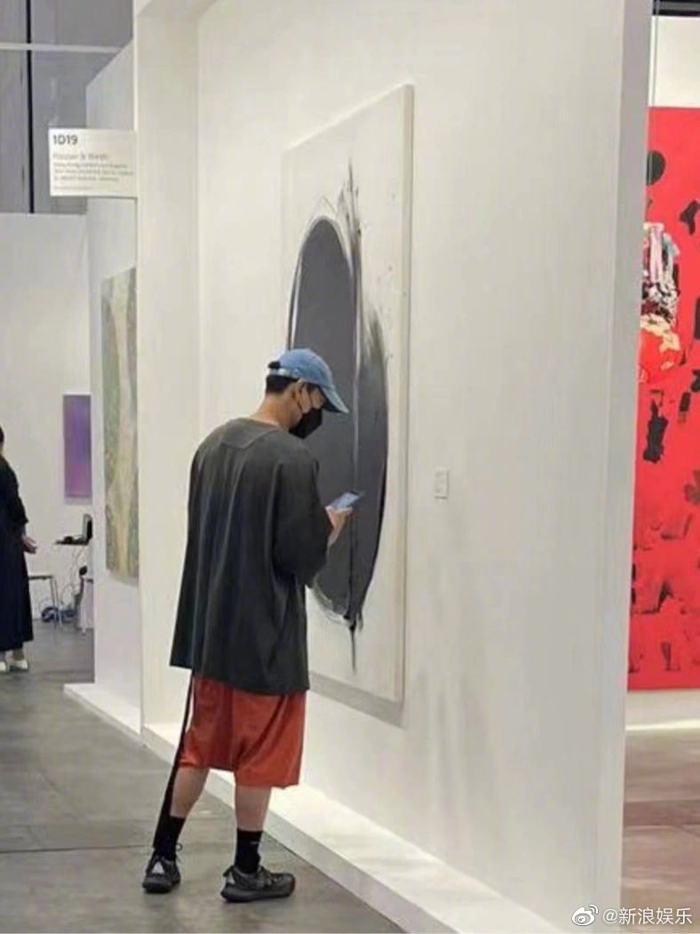 甩隔离走钟形象 彭于晏男神样回归逛画展