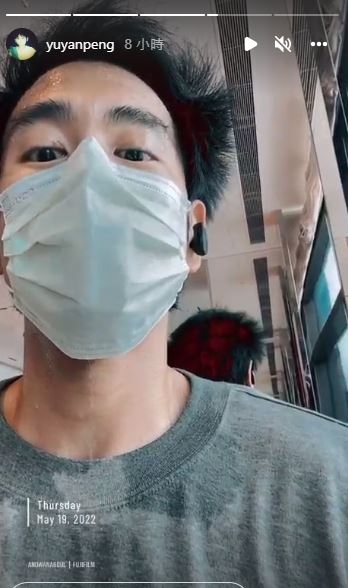 甩隔离走钟形象 彭于晏男神样回归逛画展