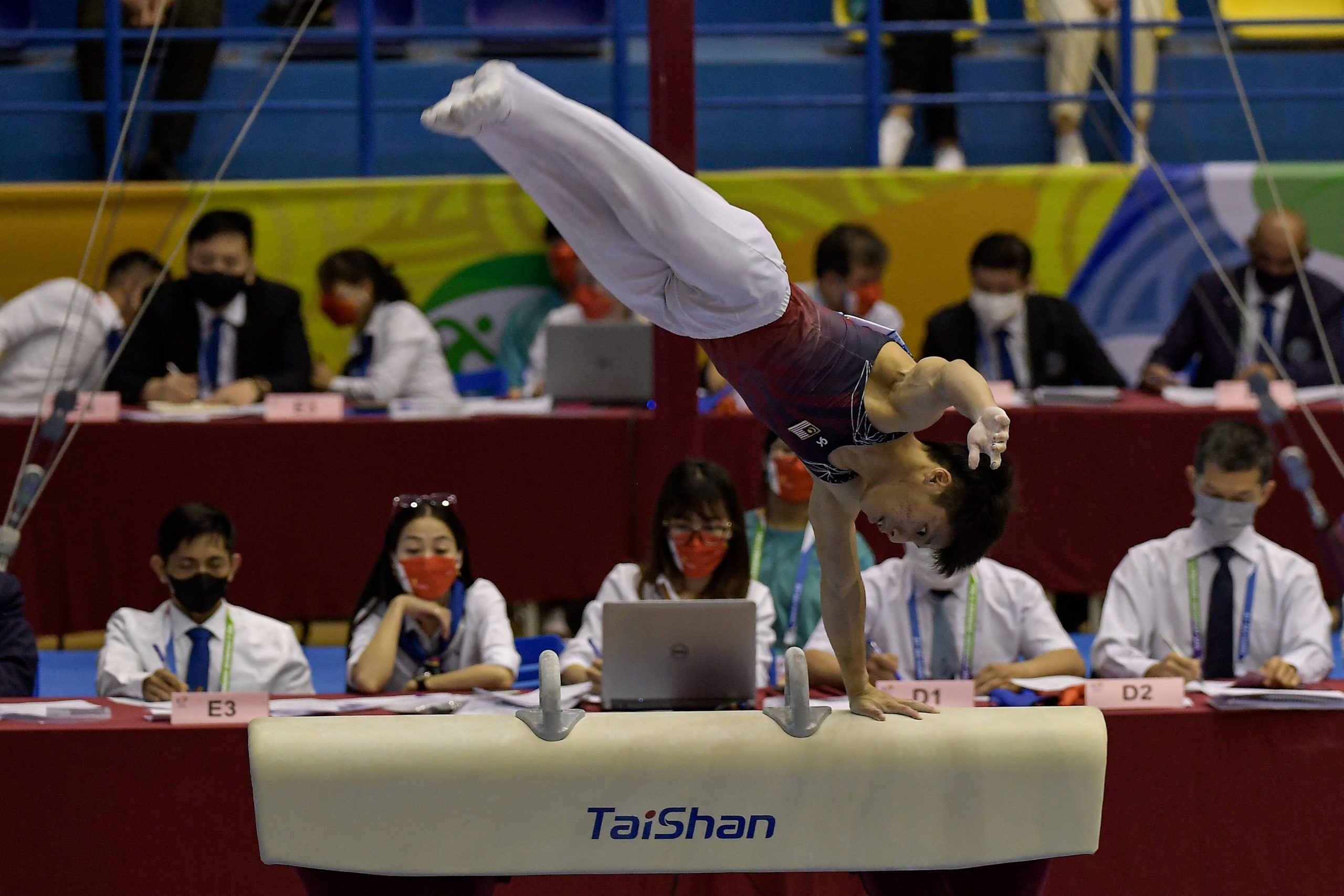 男器械操与奖牌擦身而过  黄书亮：新秀展现潜能