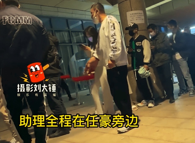 男星做PCR插队辩称受伤找代排 狗仔再晒打脸视频