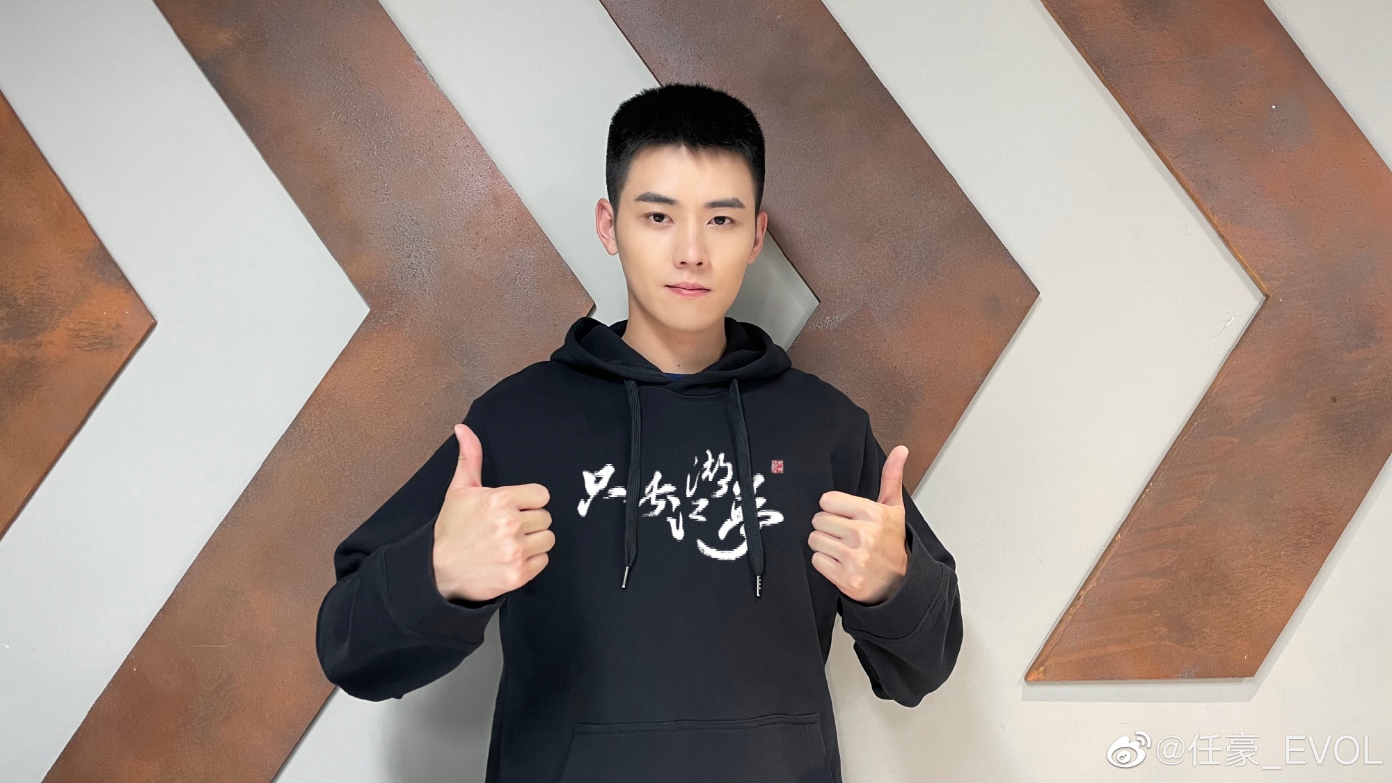 男星做PCR插队辩称受伤找代排 狗仔再晒打脸视频