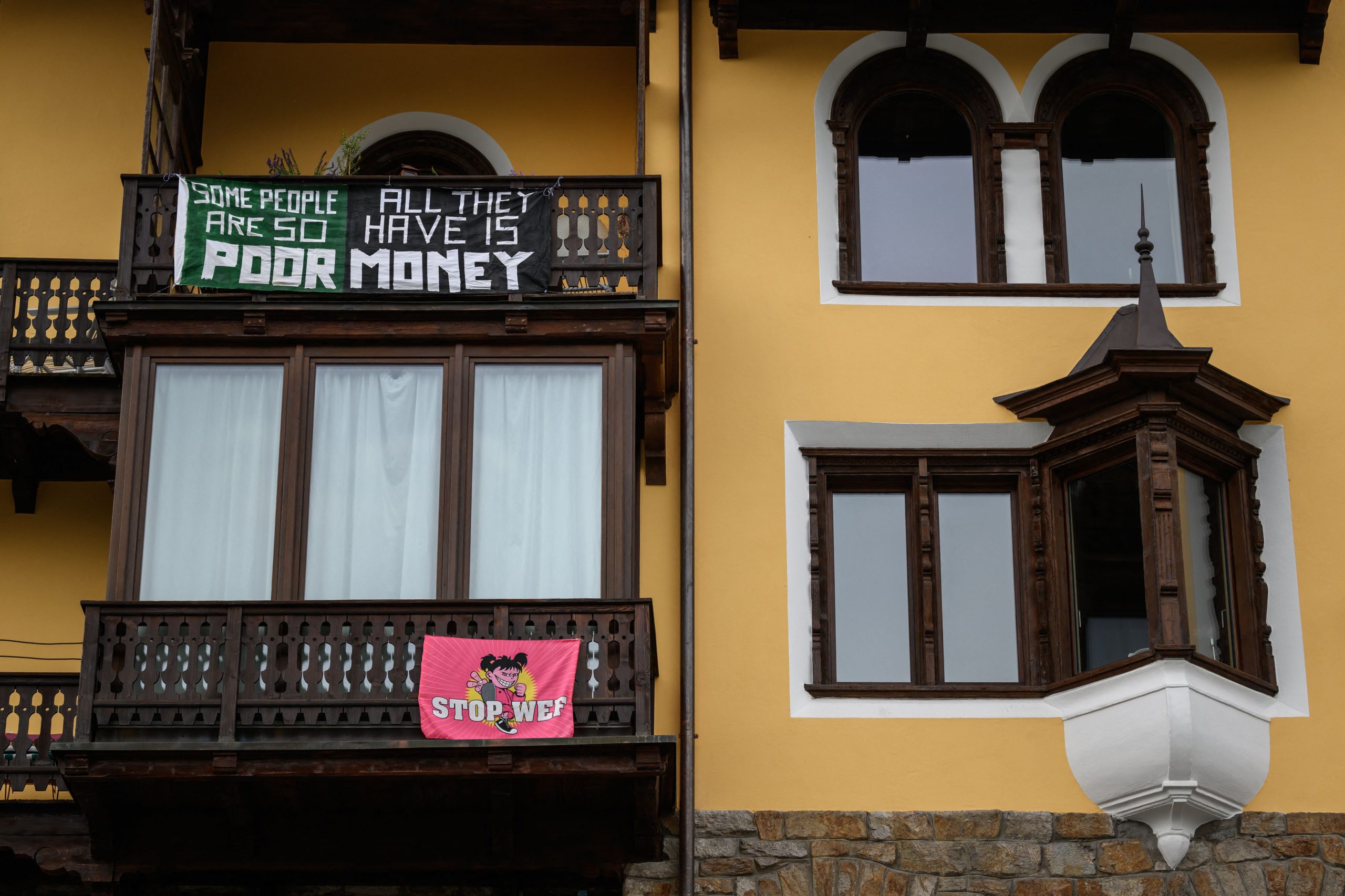 疫情期间每30小时诞1亿万富翁 乐施会喊话达沃斯:向富豪征税