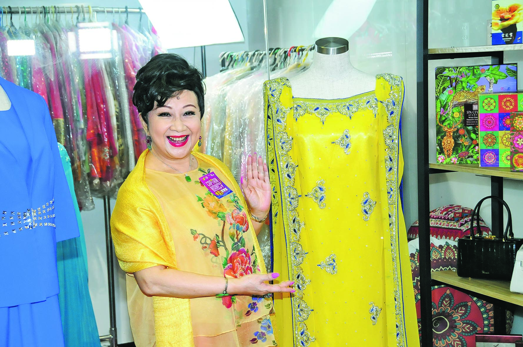 直播义卖“登基衣”筹款 薛家燕自嘲老:不敢当网红