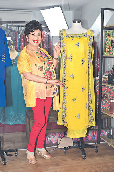 直播义卖“登基衣”筹款 薛家燕自嘲老:不敢当网红