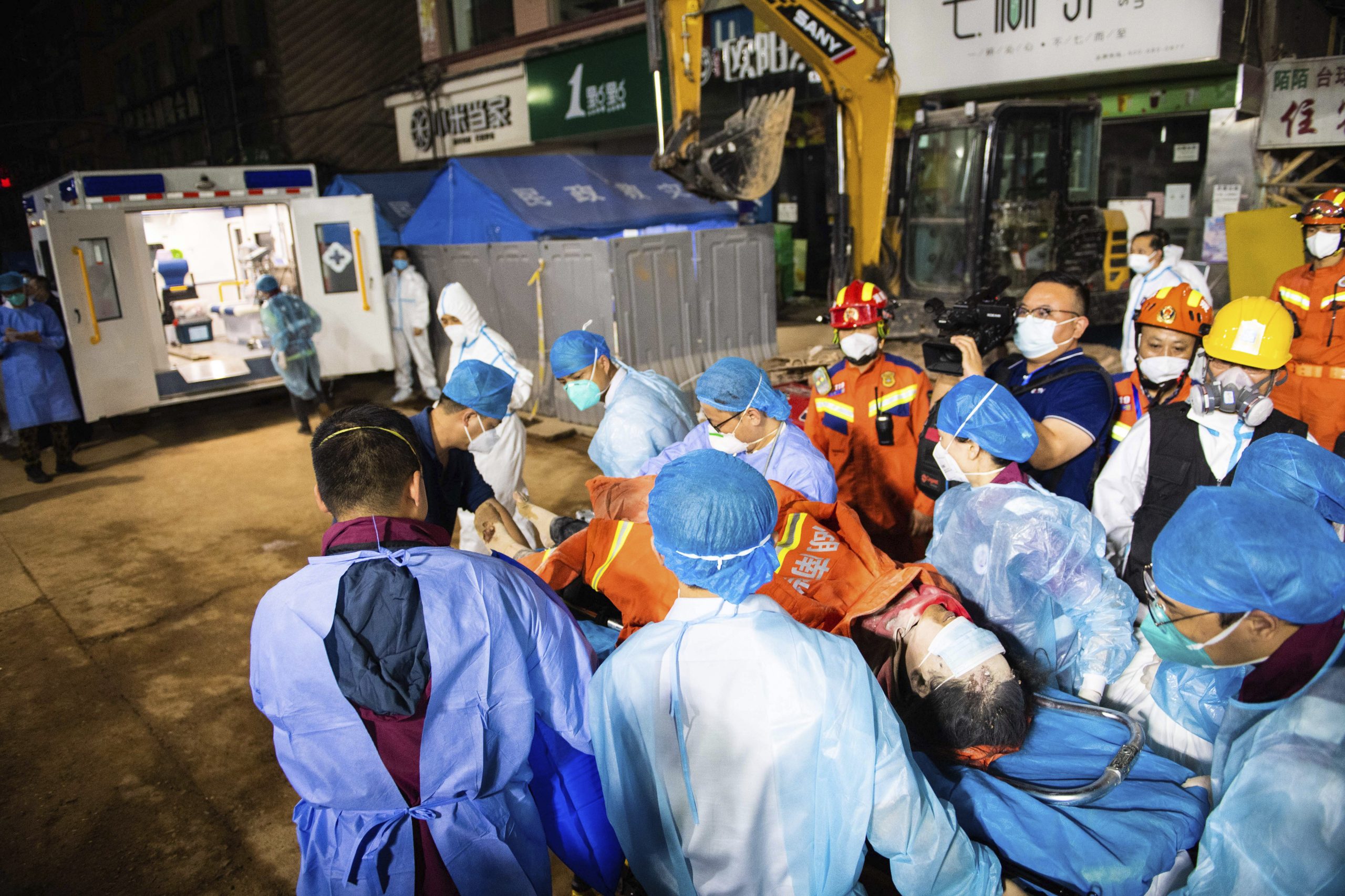 看世界)女子被困近132小时后获救 谢救援人员鼓励