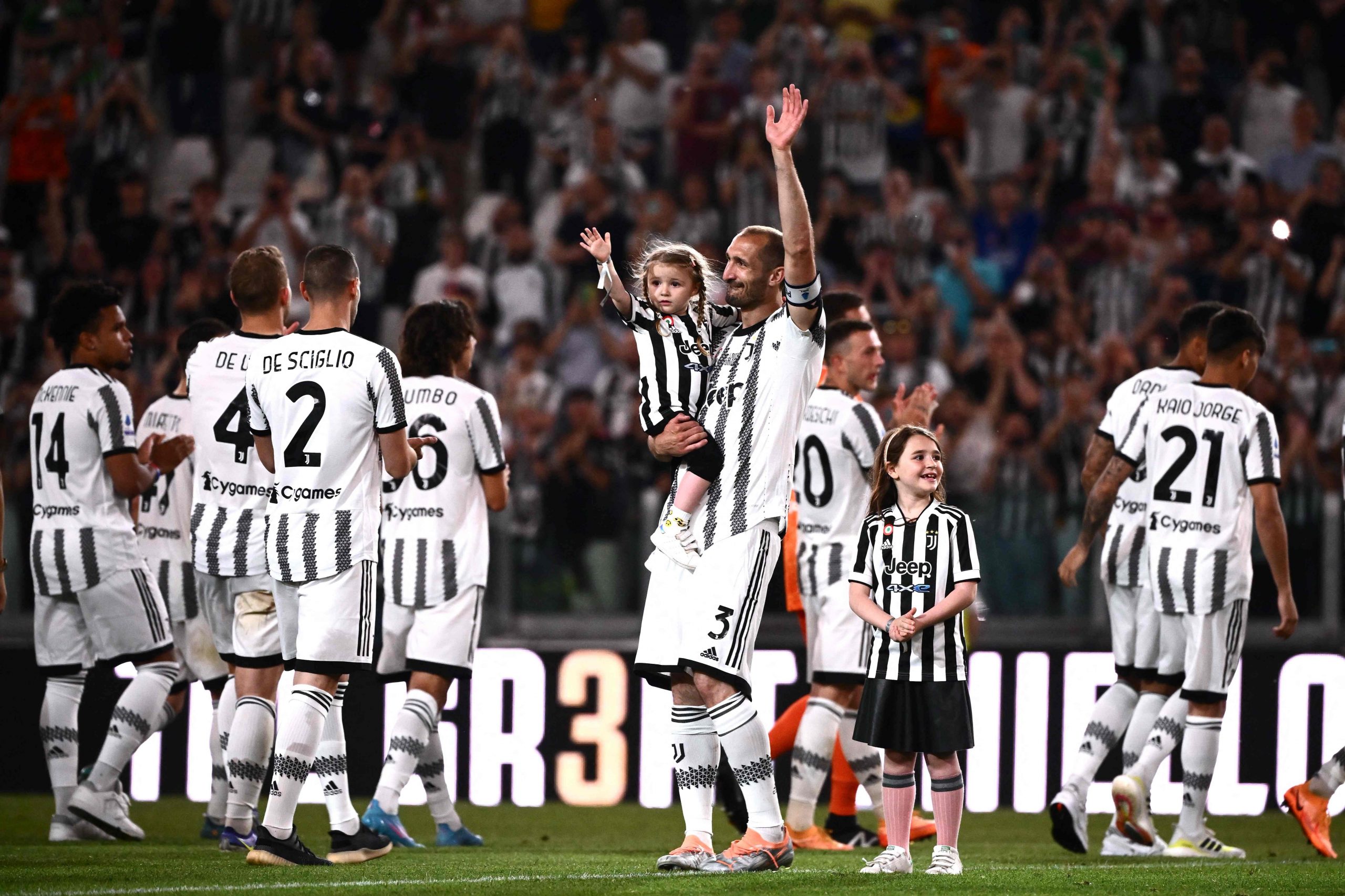 祖云主场告别战  基耶利尼 迪巴拉依依不舍