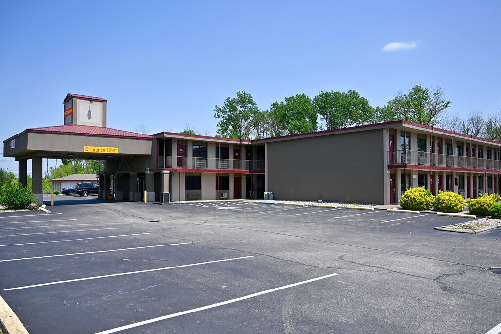  美国女鸳鸯逃狱曾藏身汽车旅馆房间 成热门打卡地