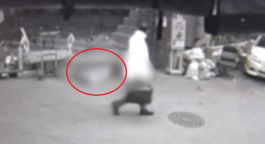 老人遭攻击浴血街头 17分钟54人路过不救