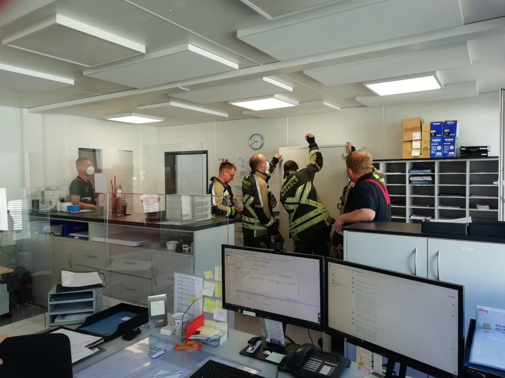 考卷藏保险箱打不开 学校找救兵暴力破锁