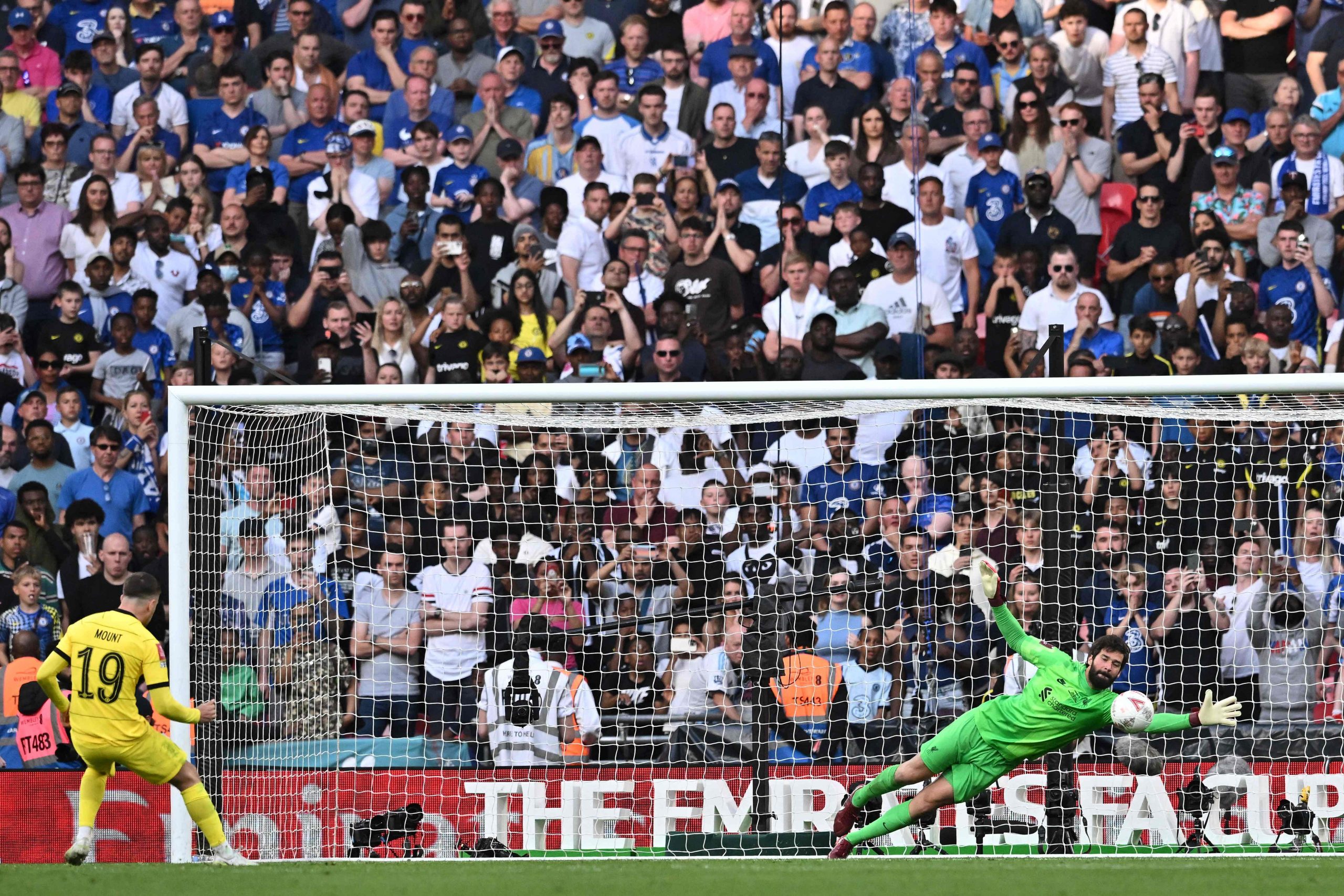 英足总杯|再凭点球战气走蓝狮 红军阔别16年封王