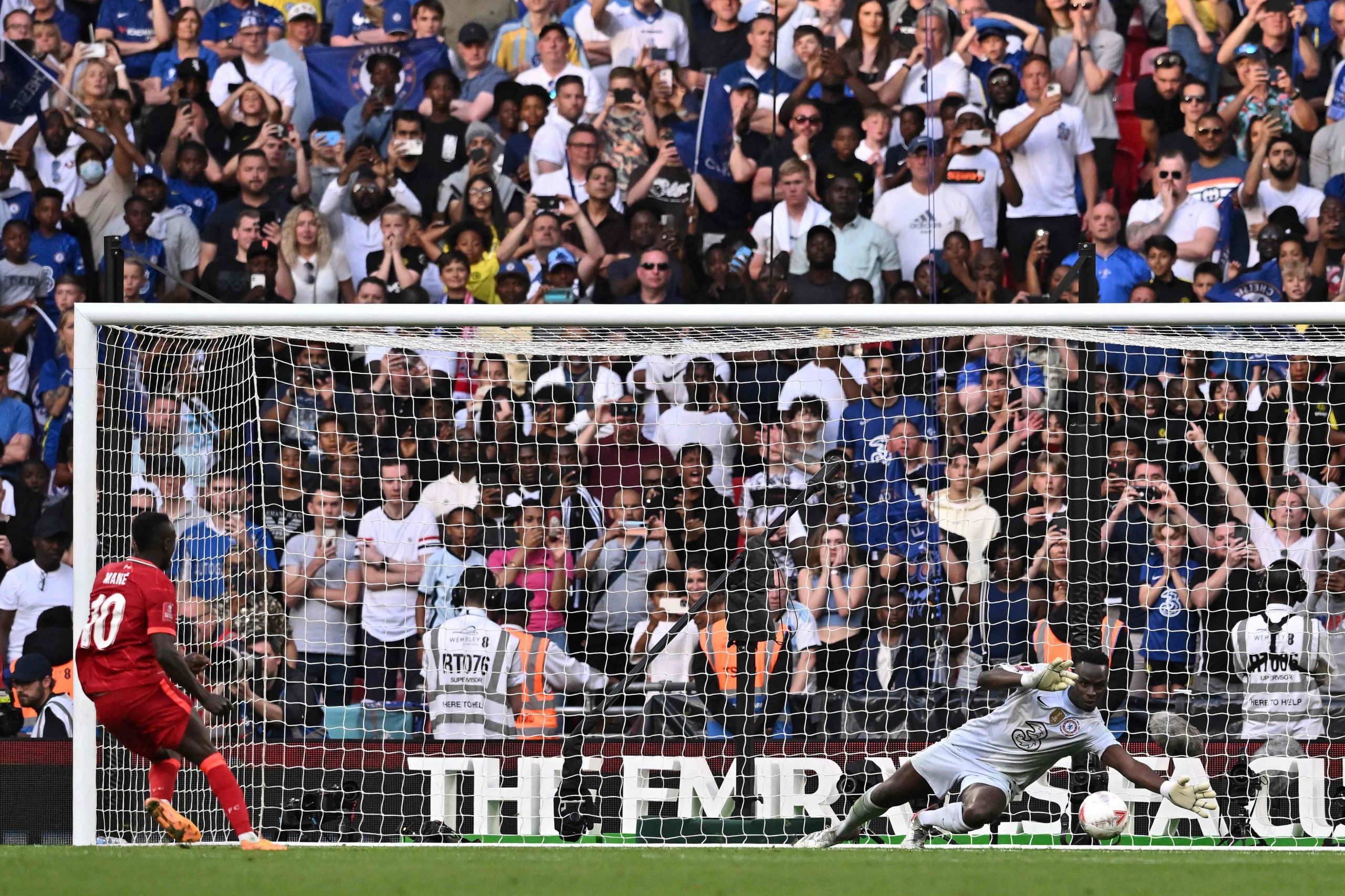 英足总杯|再凭点球战气走蓝狮 红军阔别16年封王