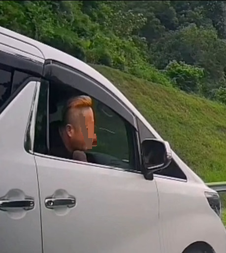 视频 | Vellfire用紧急车道多次尝试超车·Myvi司机怒：我给你红！