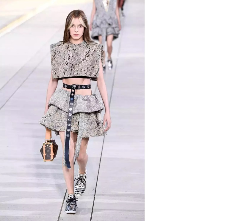 视频|谷爱凌加州为LV走秀 短衣辣裙秀腹肌