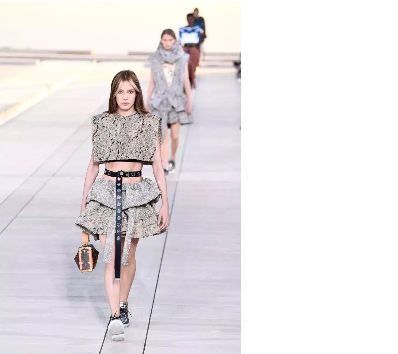 视频|谷爱凌加州为LV走秀 短衣辣裙秀腹肌