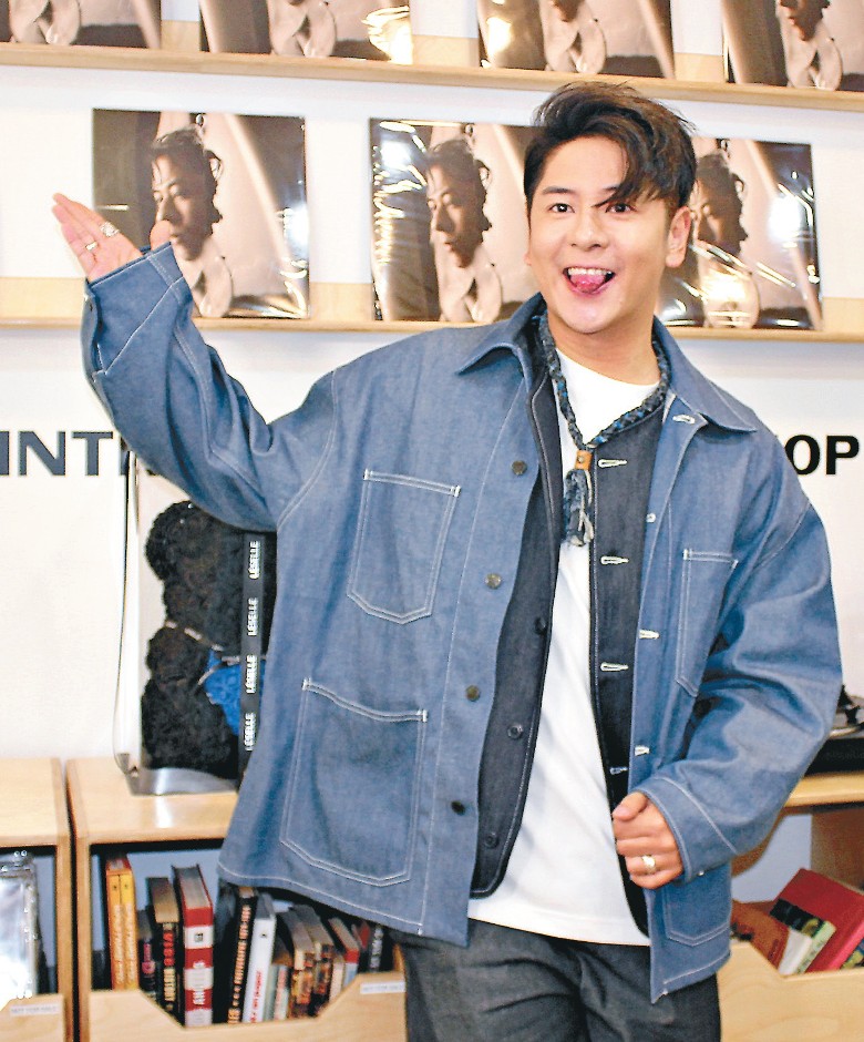 许廷铿甩断背情 女助手情侣颈绳泄蜜