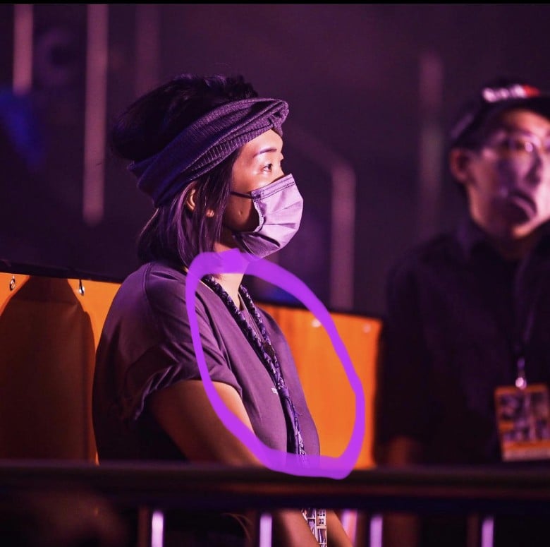 许廷铿甩断背情 女助手情侣颈绳泄蜜