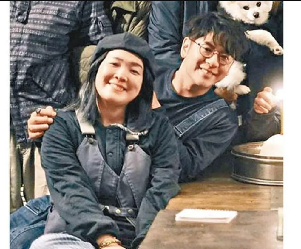 许廷铿甩断背情 女助手情侣颈绳泄蜜