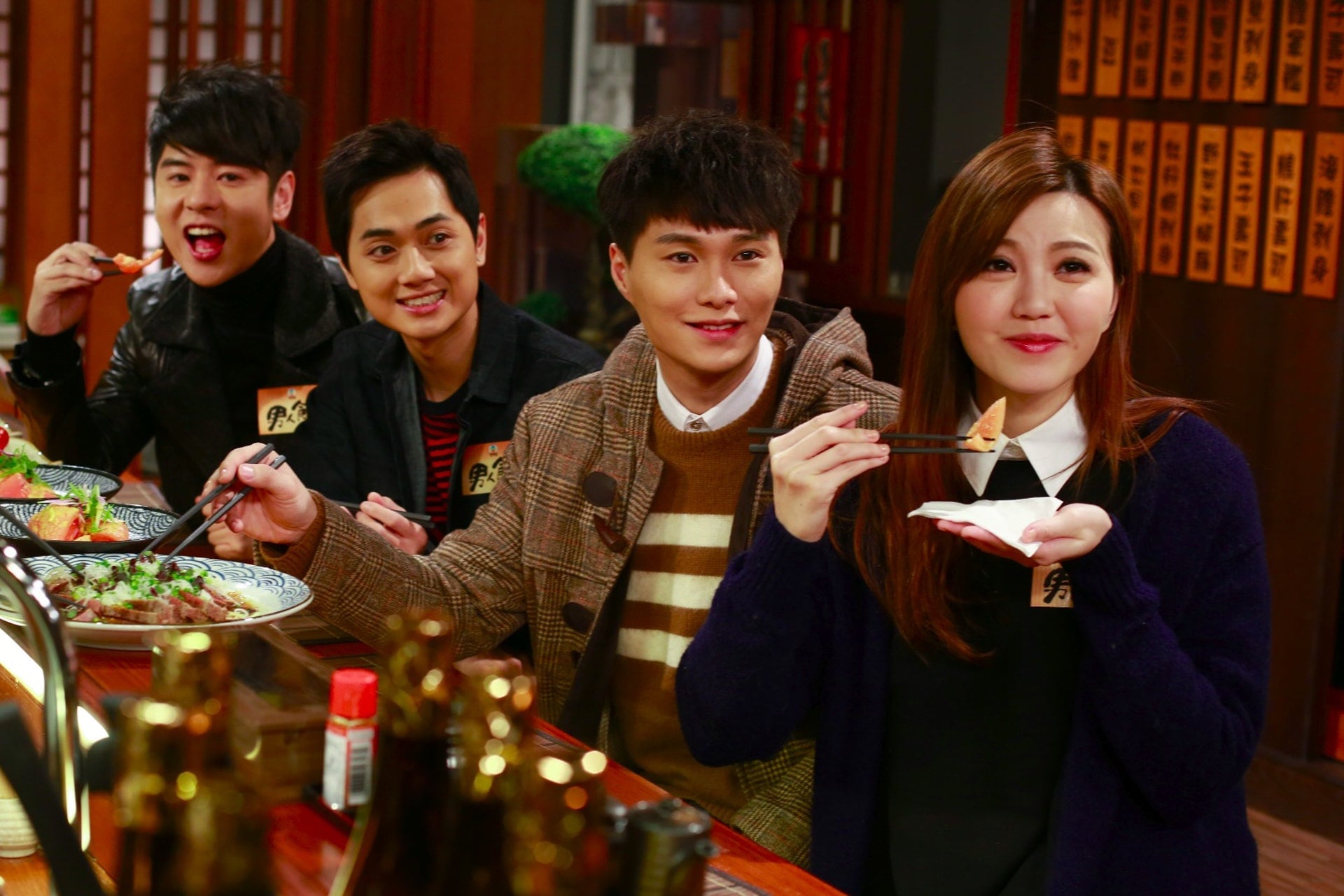 许廷铿甩断背情 女助手情侣颈绳泄蜜