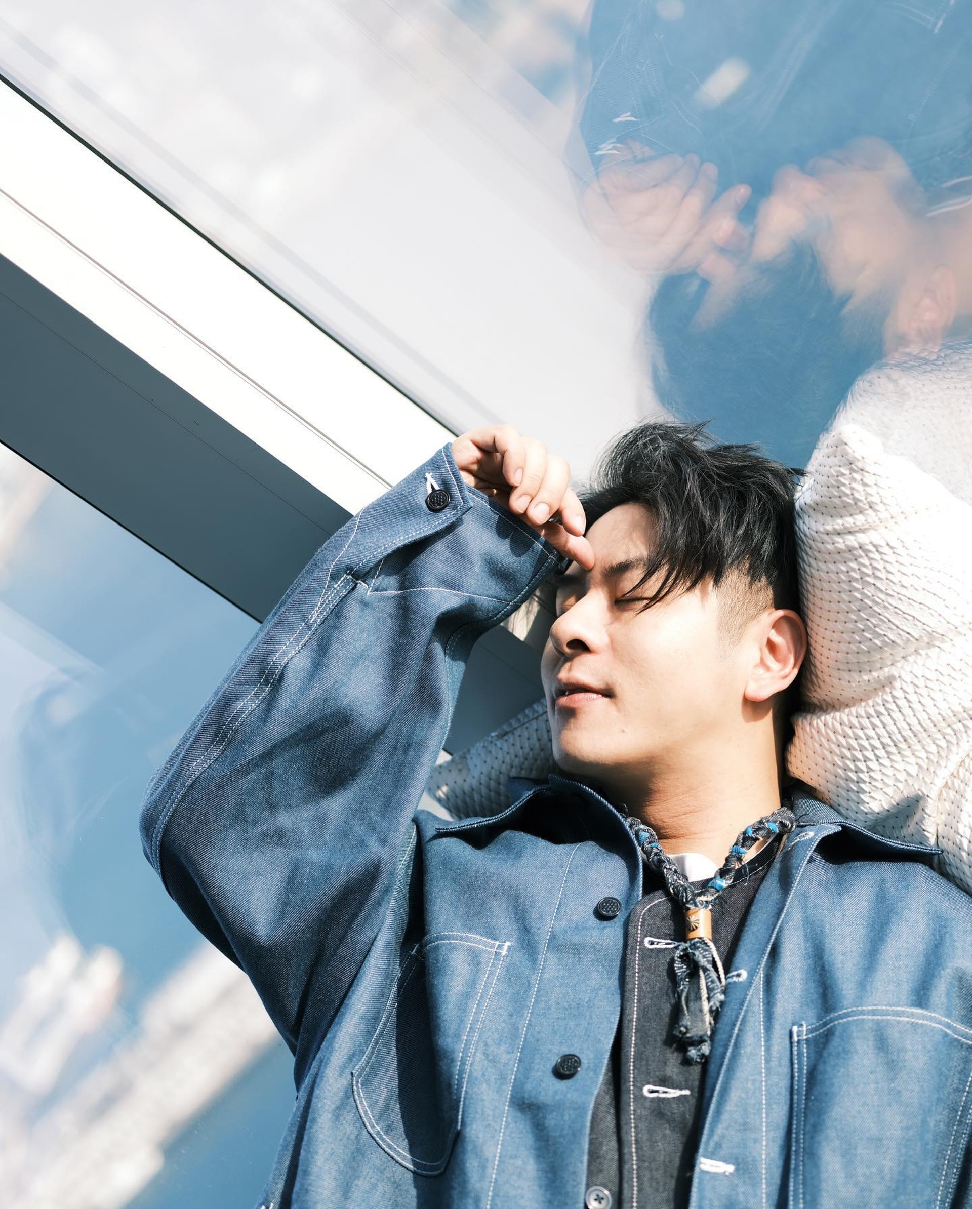 许廷铿甩断背情 女助手情侣颈绳泄蜜