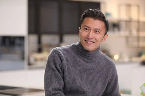 谢霆锋1人独啃7道菜  被吐槽：带孩子尝尝