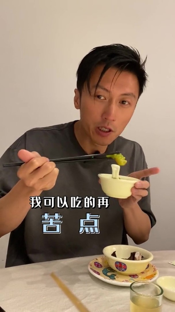 谢霆锋1人独啃7道菜  被吐槽：带孩子尝尝